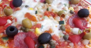 Szalámis pizza gazdagon
