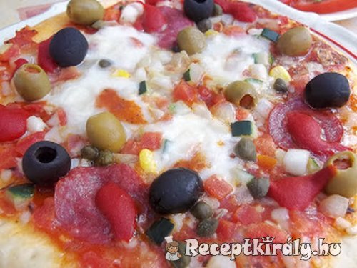 Szalámis pizza gazdagon
