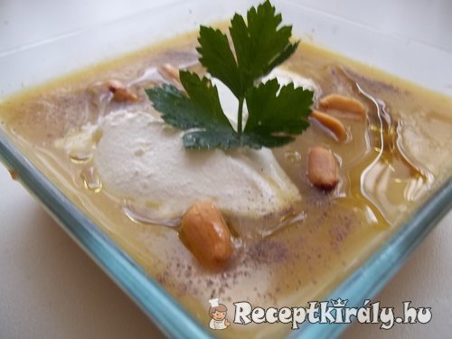 Tejfölös cukkini krémleves mogyoróval