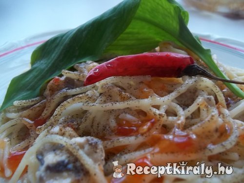 Tejszínes gombás csirkemelles spagetti medvehagymával