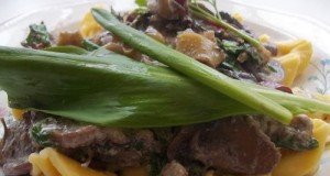 Tejszínes gombás medvehagymás kapribogyós sajtos tortellini