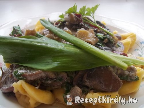 Tejszínes gombás medvehagymás kapribogyós sajtos tortellini