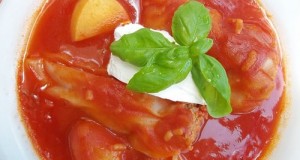 Töltött paprika bazsalikomos vörösboros paradicsomszószban tejföllel