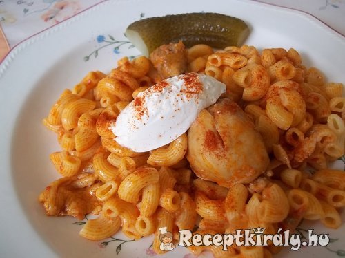 Vörösboros paprikás csirkecomb chifferinivel