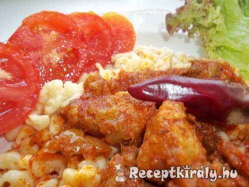 Vörösboros sertés pörkölt nokedlivel