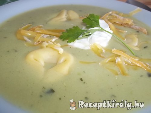 Zöldborsó krémleves tortellinivel reszelt sajttal 1