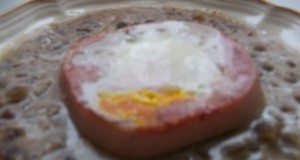 Zöldborsófőzelék sonkában sült tükörtojással