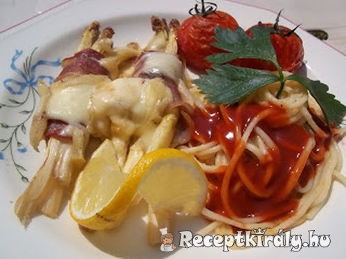 Baconba tekert fehér spárga chilis spagettivel