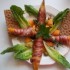 Baconbe tekert méz és sárgadinnye grillezve brandyvel locsolva