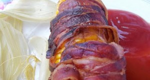 Baconbe tekert sült kukorica ketchuppal és chili szósszal