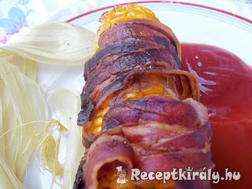 Baconba tekert sült kukorica ketchuppal és chili szósszal
