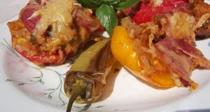 Baconba tekert töltött paprika és paradicsom sütve