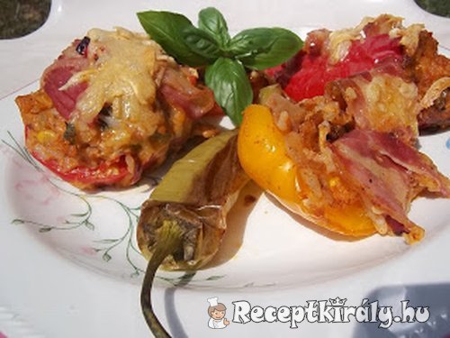 Baconba tekert töltött paprika és paradicsom sütve