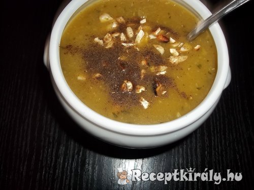 Borsos cukkini krémleves pirított kesudióval