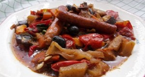 Francia lecsó grillezett kolbásszal