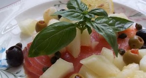Füstölt lazac carpaccio mézdinnyével