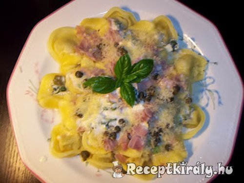 Gombás tortellini sonkával és fehérboros sajtszósszal