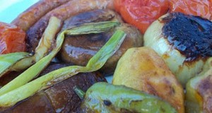 Grillezett kolbászkák és zöldségek