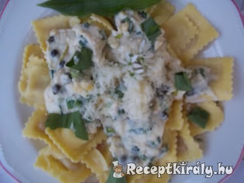Húsos ravioli medvehagymás fehérboros sajtszósszal