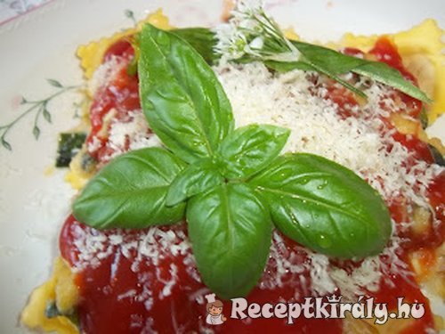 Húsos ravioli paradicsomszósszal bazsalikommal