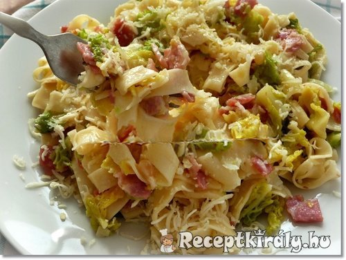 Kelkáposztás baconös sajtos tészta