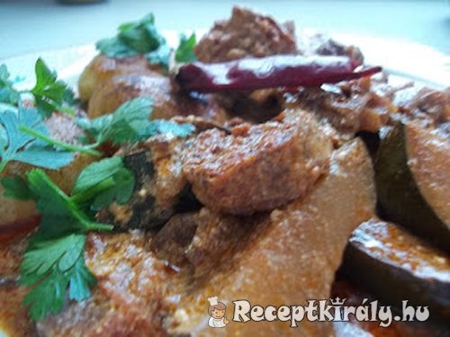 Kolbászos cukkini pörkölt