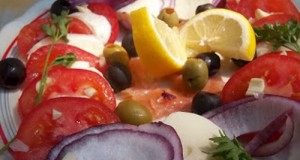 Lazacsaláta paradicsommal lilahagymával mozzarellával