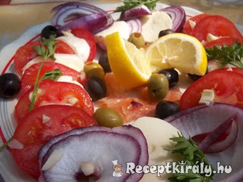 Lazacsaláta paradicsommal lilahagymával mozzarellával