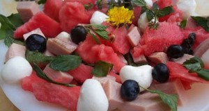 Mentás görögdinnye saláta pizzasonkával és mozzarellával