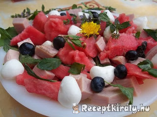 Mentás görögdinnyesaláta pizzasonkával és mozarellával