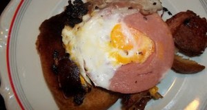 Olajban sült fokhagymás toast és párizsi chilis tükörtojással