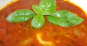 Paradicsomleves tortellinivel bazsalikommal vörösborral