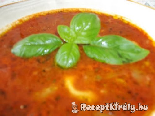 Paradicsomleves tortellinivel bazsalikommal vörösborral