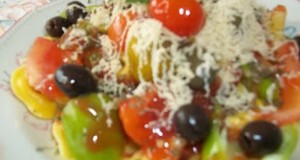 Sonkás tortellini ketchuppal chiliszósszal és reszelt sajttal