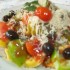 Sonkás tortellini ketchuppal chiliszósszal és reszelt sajttal