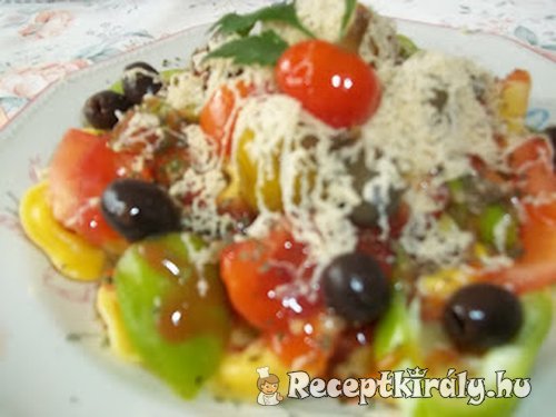 Sonkás tortellini ketchuppal chiliszósszal és reszelt sajttal