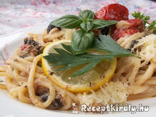 Spagetti tintahallal mángolddal és paradicsommal