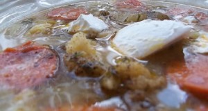 Tejfölös karalábéleves lecsókolbásszal nokedlivel