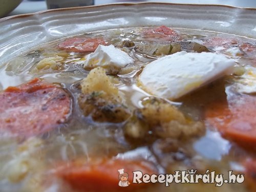 Tejfölös karalábéleves lecsókolbásszal nokedlivel