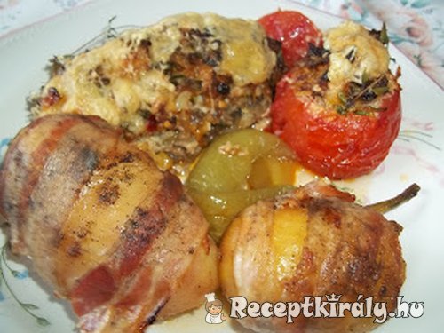 Töltött padlizsán és paradicsom baconba tekert krumplival