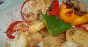 Töltött paprika krumpliágyon csőben sütve