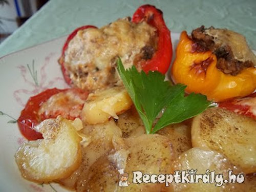 Töltött paprika krumpliágyon csőben sütve