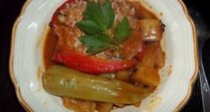 Töltött paprika és paradicsom paradicsom szószban