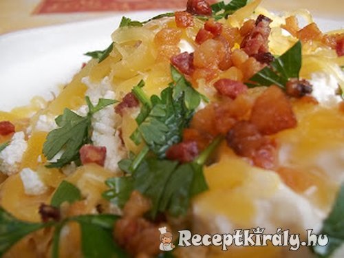 Túrós tejfölös sajtos tészta sült baconnal
