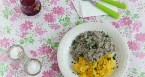 Vörösboros-tejszínes gomba polentával.