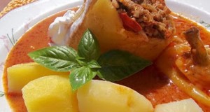 Zöldséges darált húsos töltött paprika vörösboros paradicsomszószban