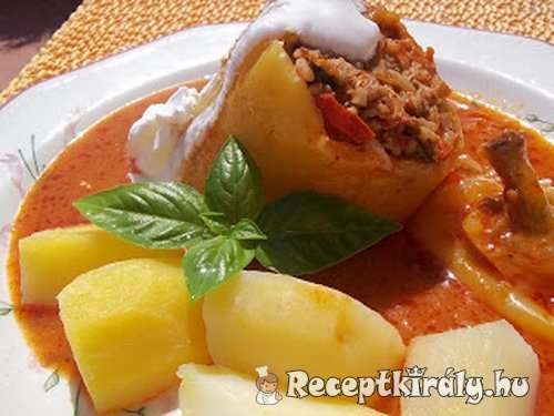 Zöldséges darálthúsos töltött paprika vörösboros paradicsomszószban