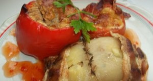 Baconba tekert túróval töltött paprika és paradicsom