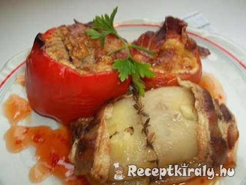 Baconba tekert túróval töltött paprika paradicsom