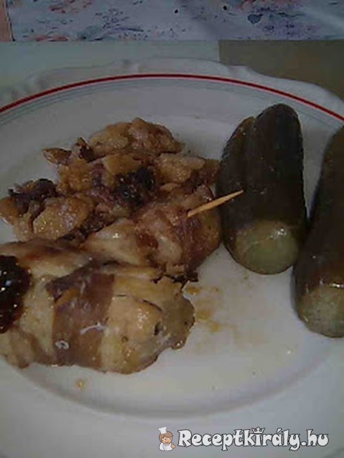 Baconös sertéshús sült krumplival ecetes uborkával